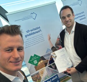 Foto Urkunde und Banner